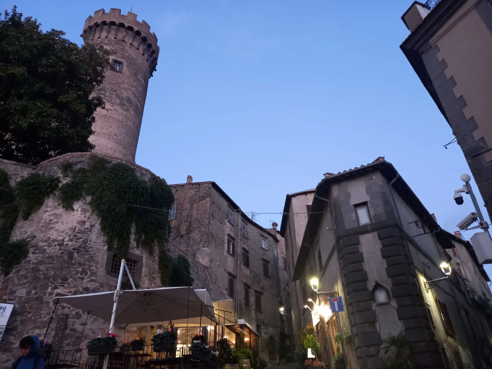 Il borgo di Bracciano e il castello visti dal basso