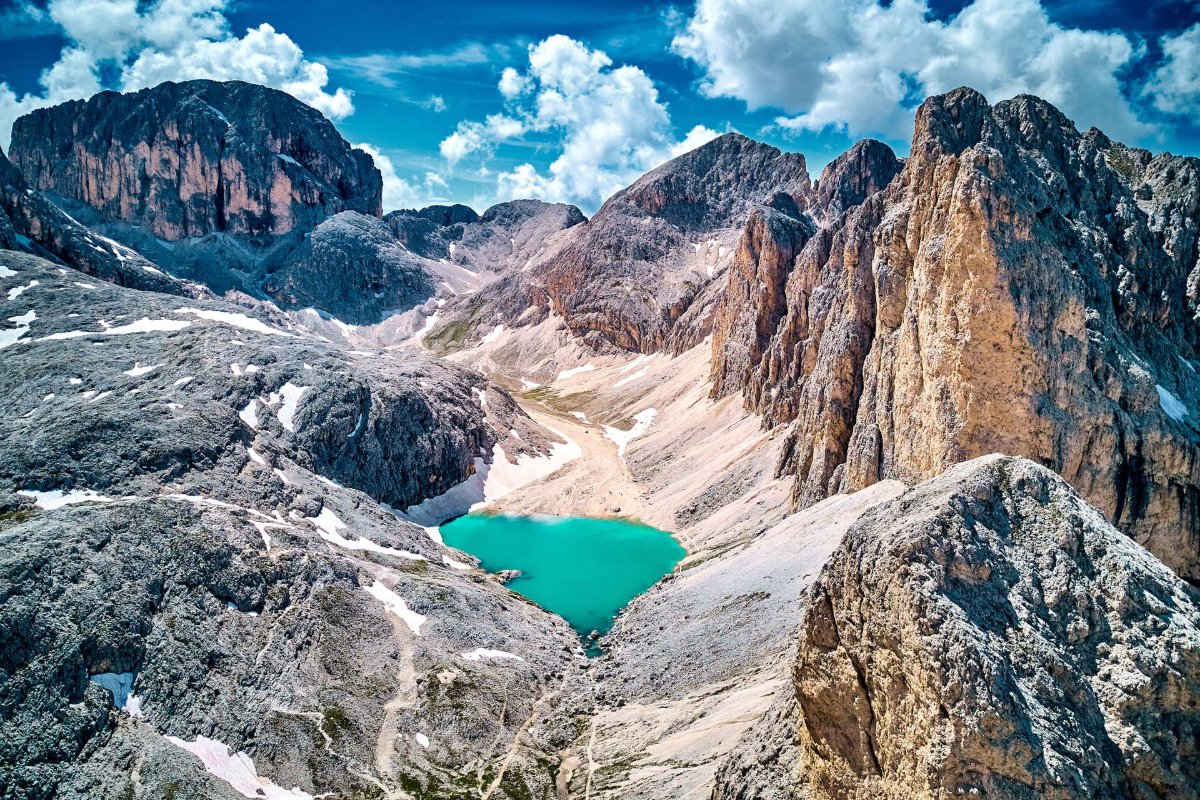 Il Lago di Antermoia: tra Roccia e Cielo