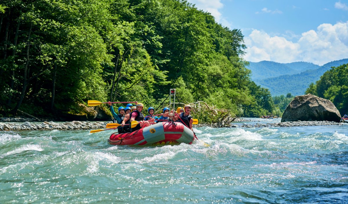 Due Giorni Inediti: Il Bosco dei Poeti e un Emozionante Rafting nel Fiume Adige