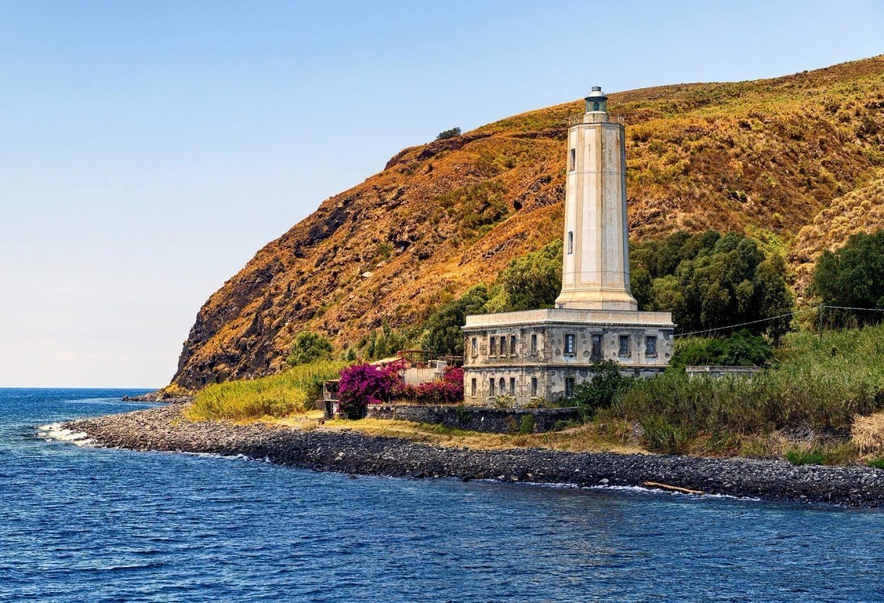 Le isole Eolie sono una meta frequentatissima dai turisti anche nel corso dei weekend al mare