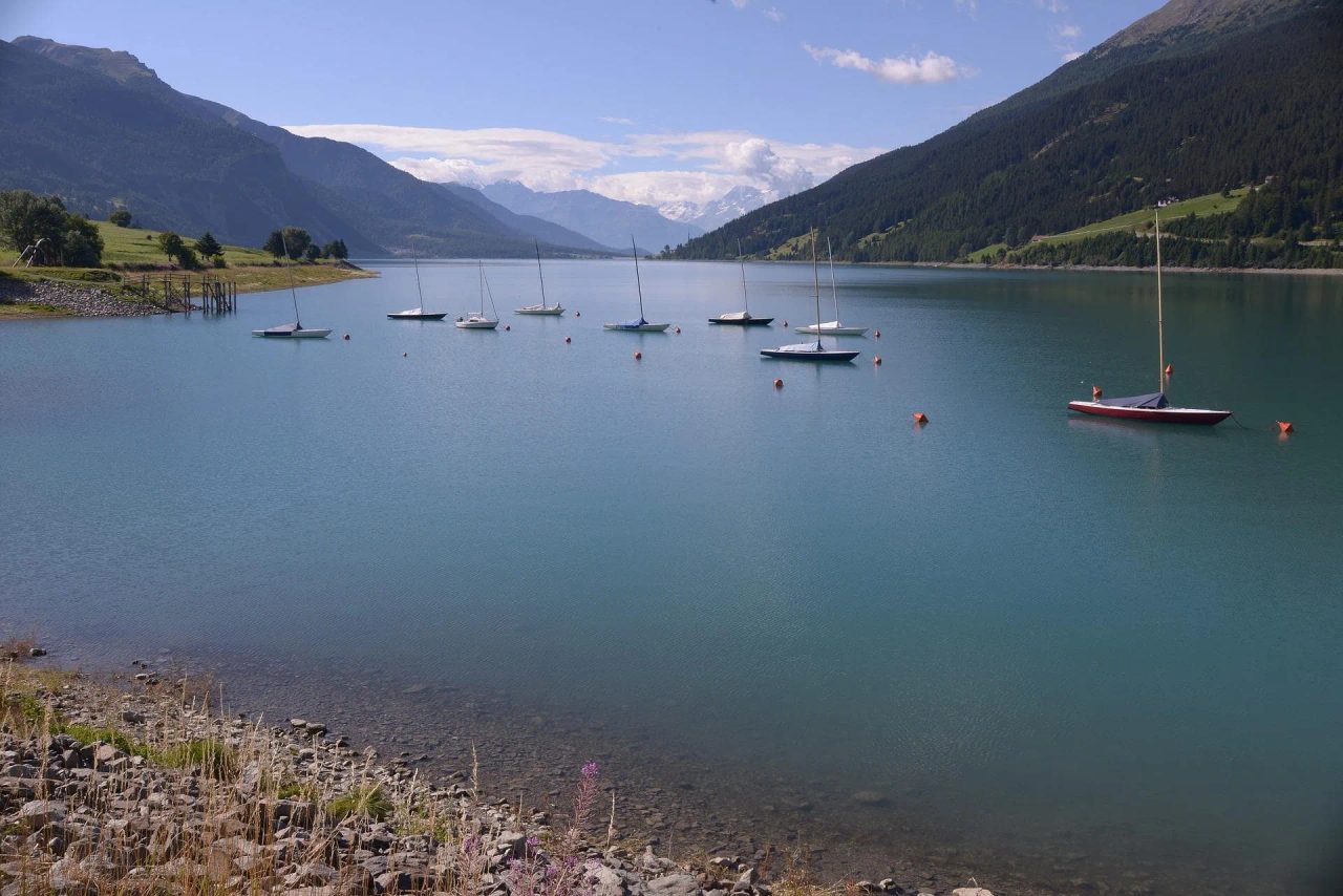 Molti amano svolgere attività sul lago, come ad esempio la vela