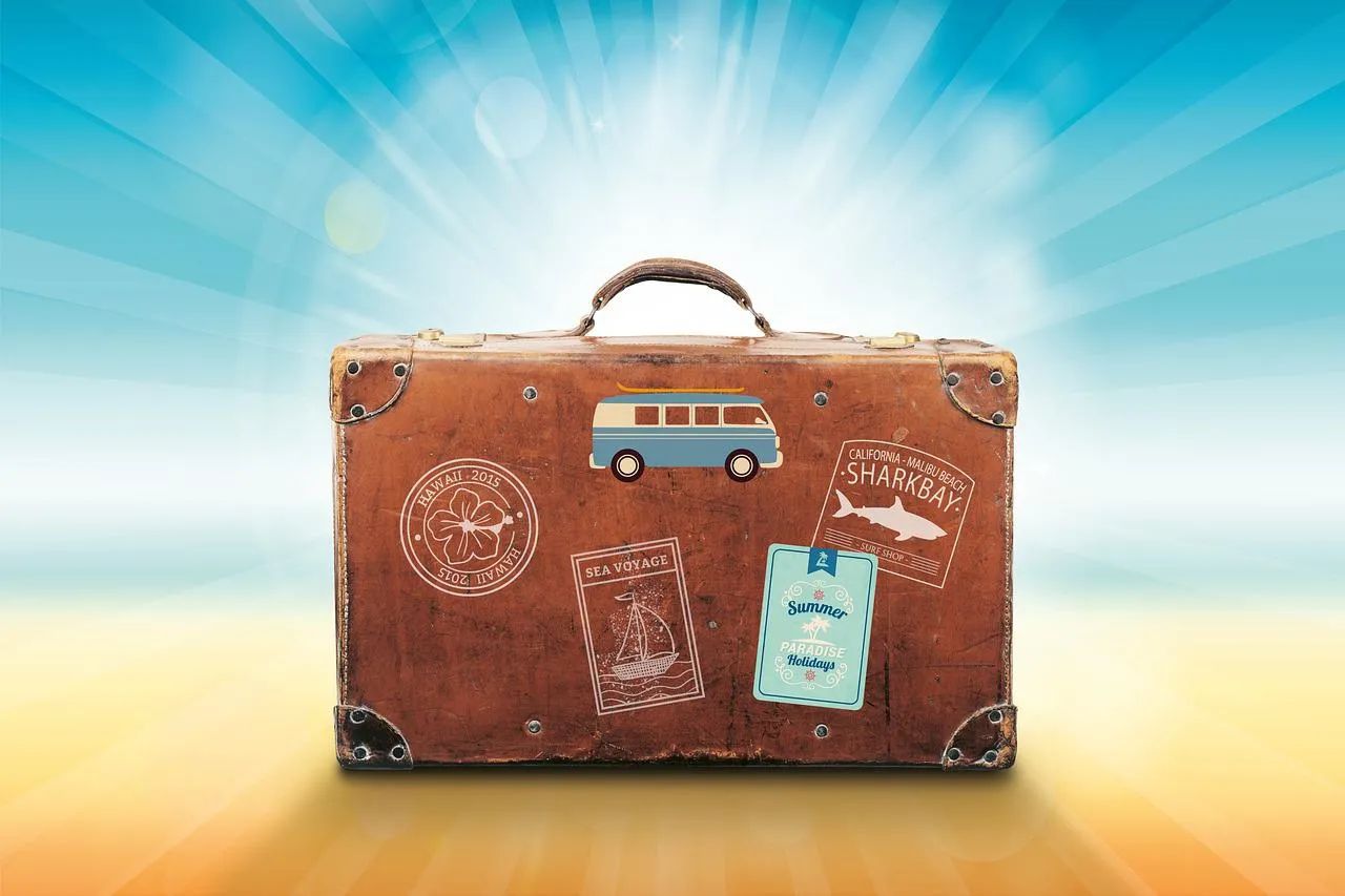 valigia per vacanza estiva