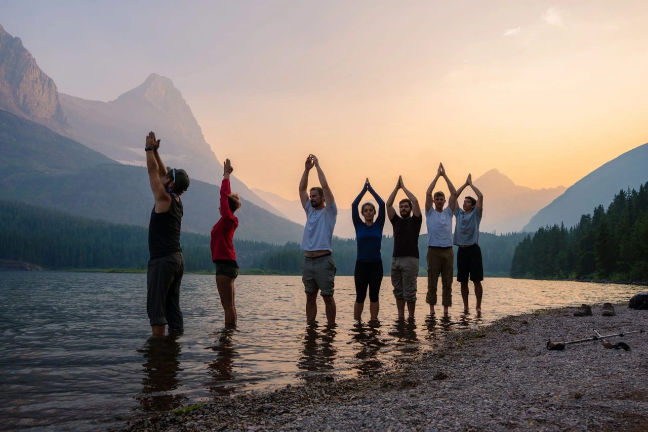 Fare yoga nel bosco è un'opportunità non solo per stare meglio con sé stessi, ma anche per conoscere gli altri