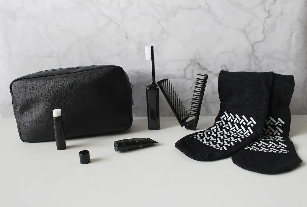 uno spazzolino portatile, un beauty case, e altri accessori da viaggio come cosmetici e pettinini