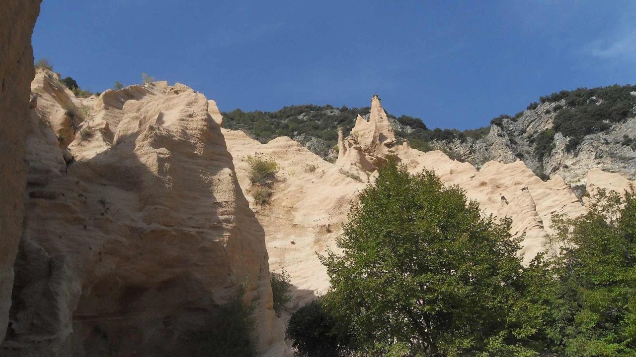 lame rosse lago di fiastra marche monti sibillini giorno