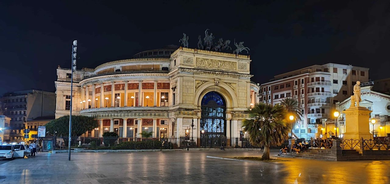 Cosa vedere a Palermo in un giorno? Sicuramente il Politeama, qui di notte