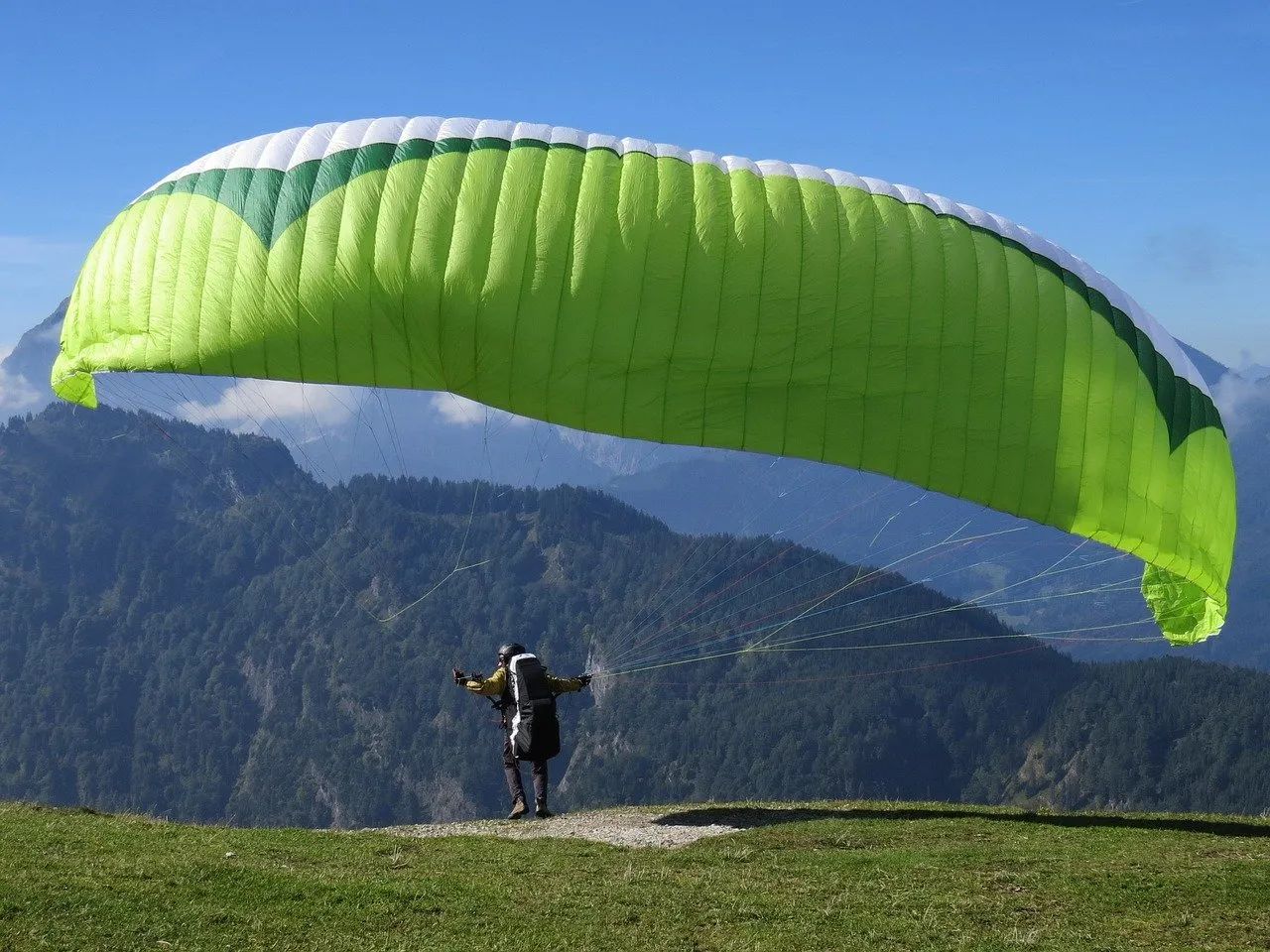 where to paraglide in Italy