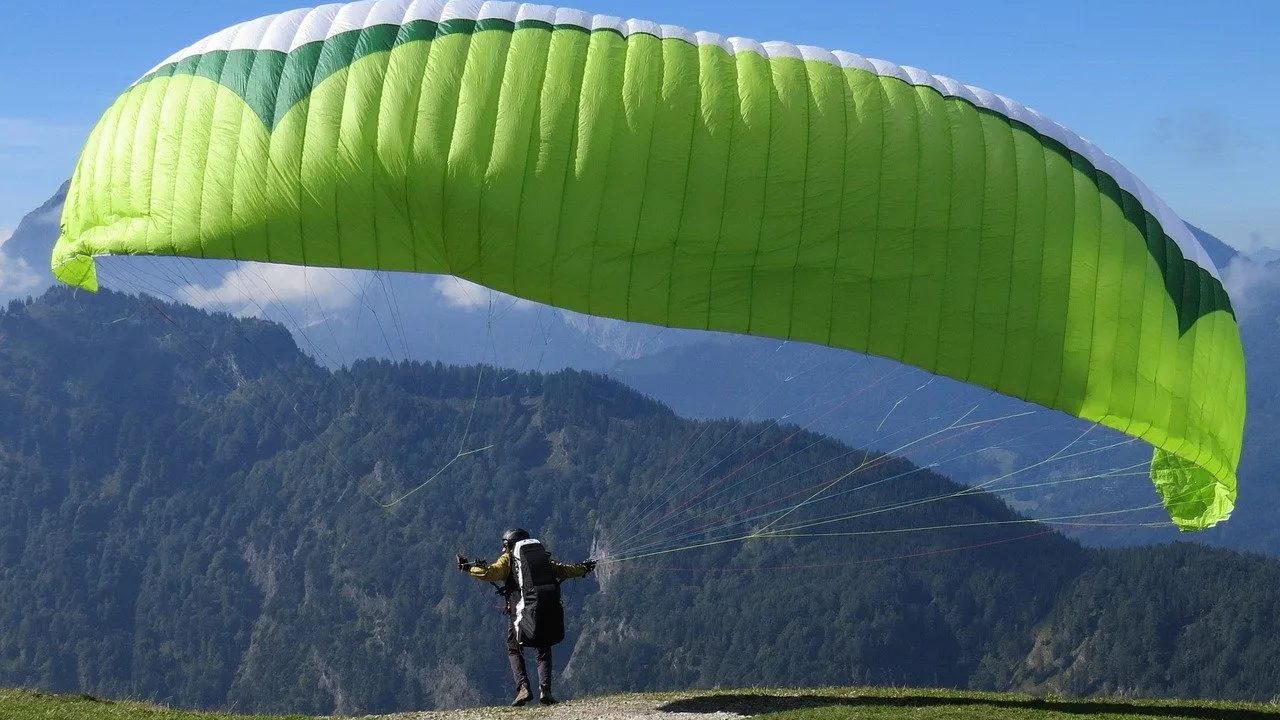 where to paraglide in Italy