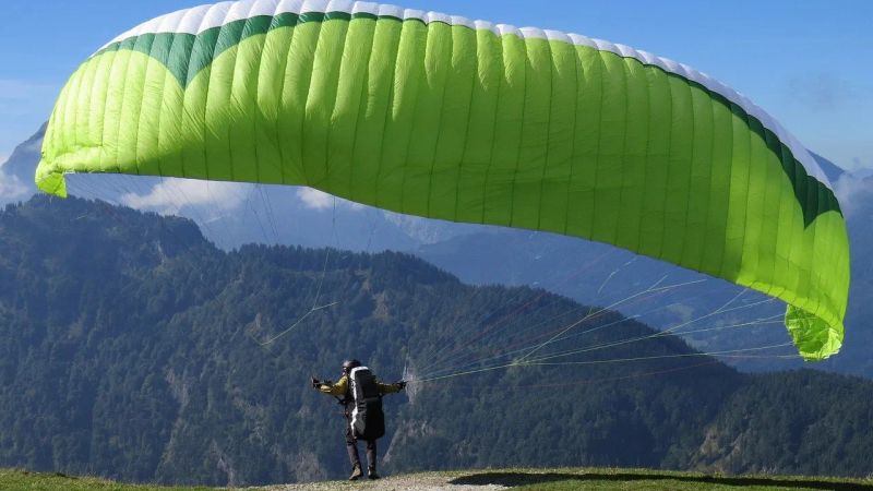 where to paraglide in Italy