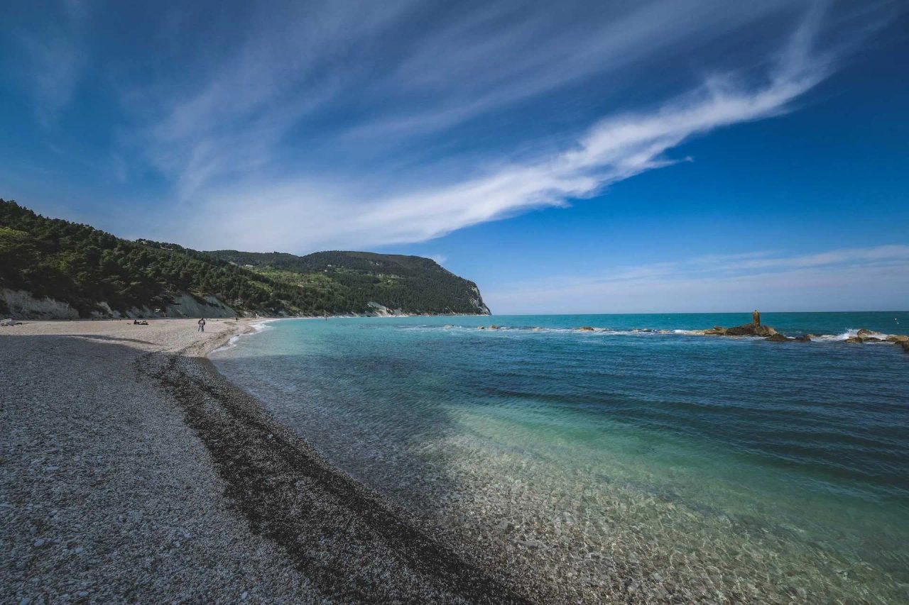 rocce cornice numana ancona conero la spiaggia di mezzavalle cielo mappa info paesaggi