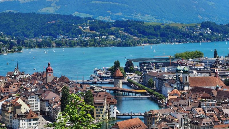 Esplorando la Svizzera: un viaggio da sogno tra lusso e natura