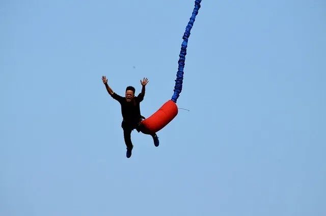 affrontare una separazione: provare un salto in bungee jumping.