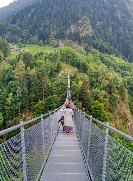 Attraversare un ponte tibetano è già di suo un'esperienza grandiosa, ma farlo in compagnia e con una guida esperta è ancora meglio