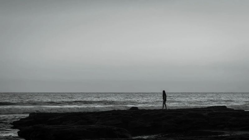 persona sola sul mare
