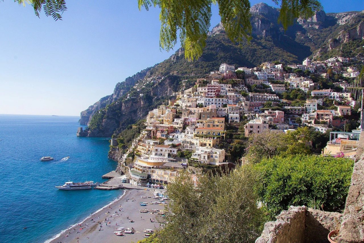 Tra simpatia campana e piacere dei luoghi, la costiera amalfitana è ormai conosciuta in tutto il mondo per il suo splendore