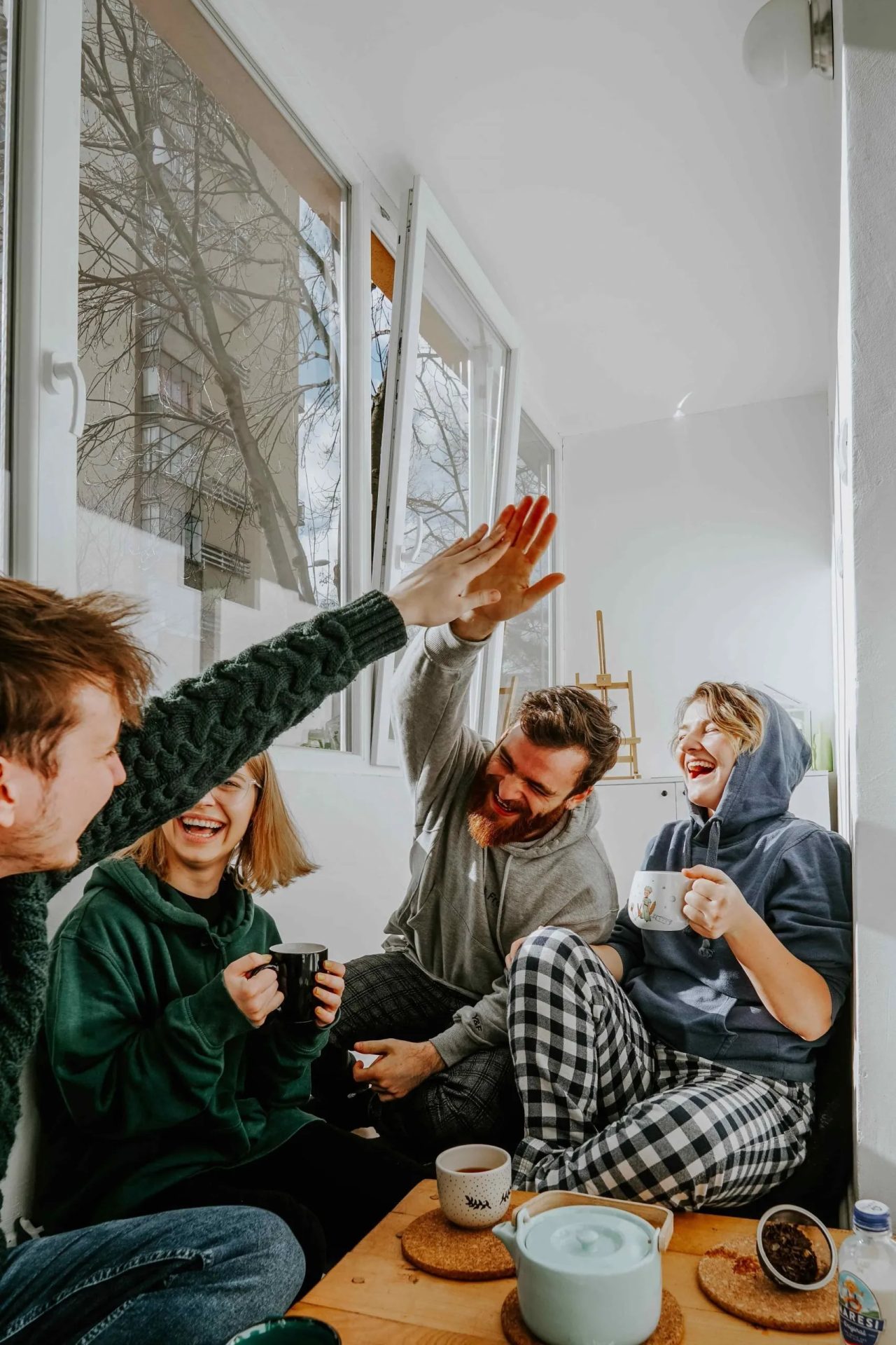 Come farsi una nuova compagnia di amici? Di certo è utile avere già qualche persona fidata in partenza
