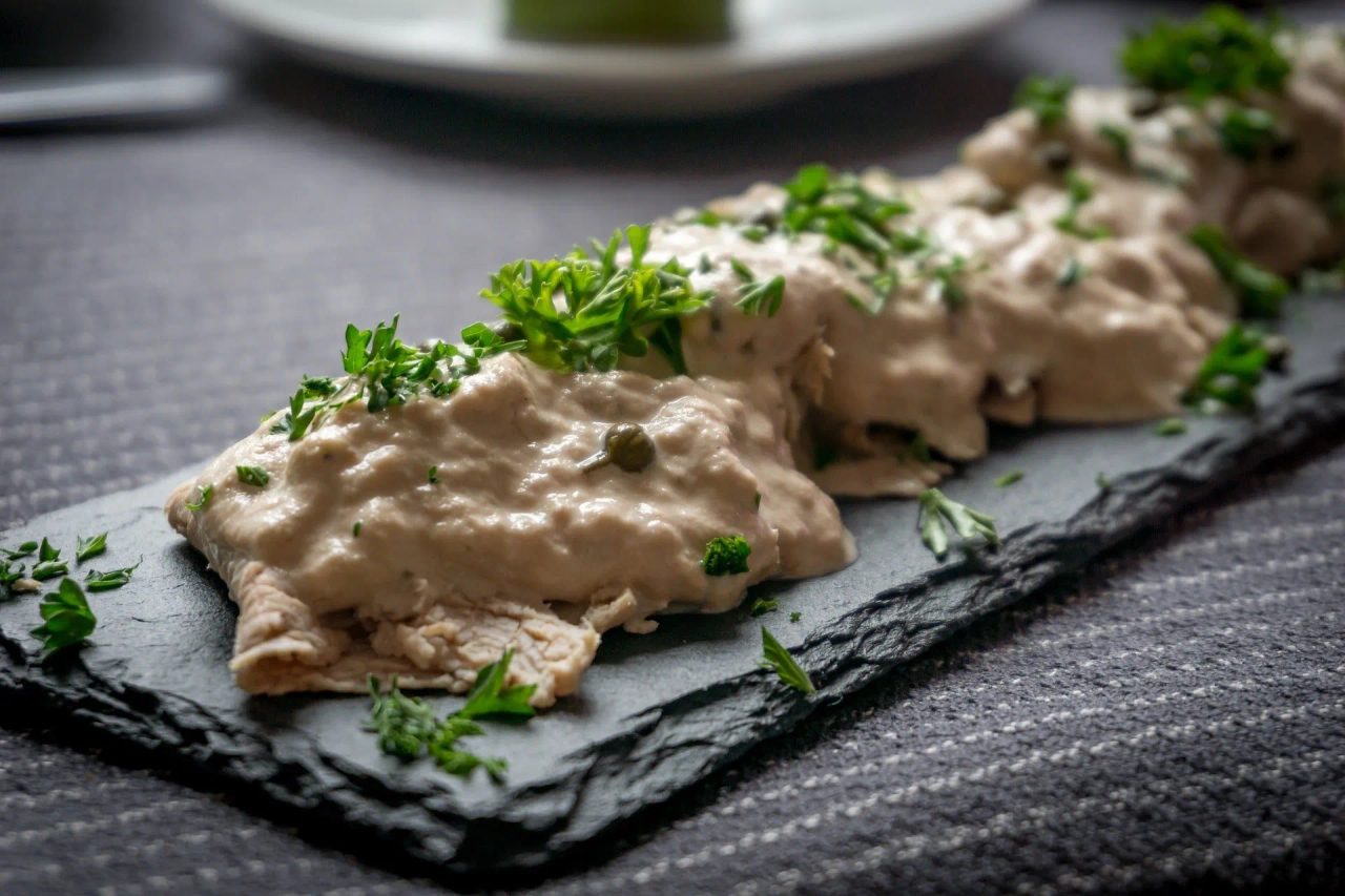 Il vitello tonnato è uno dei piatti della tradizione piemontese che devi assolutamente provare