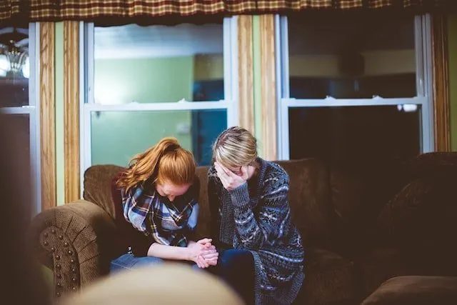 Amiche che parlano e si confidano dopo il divorzio