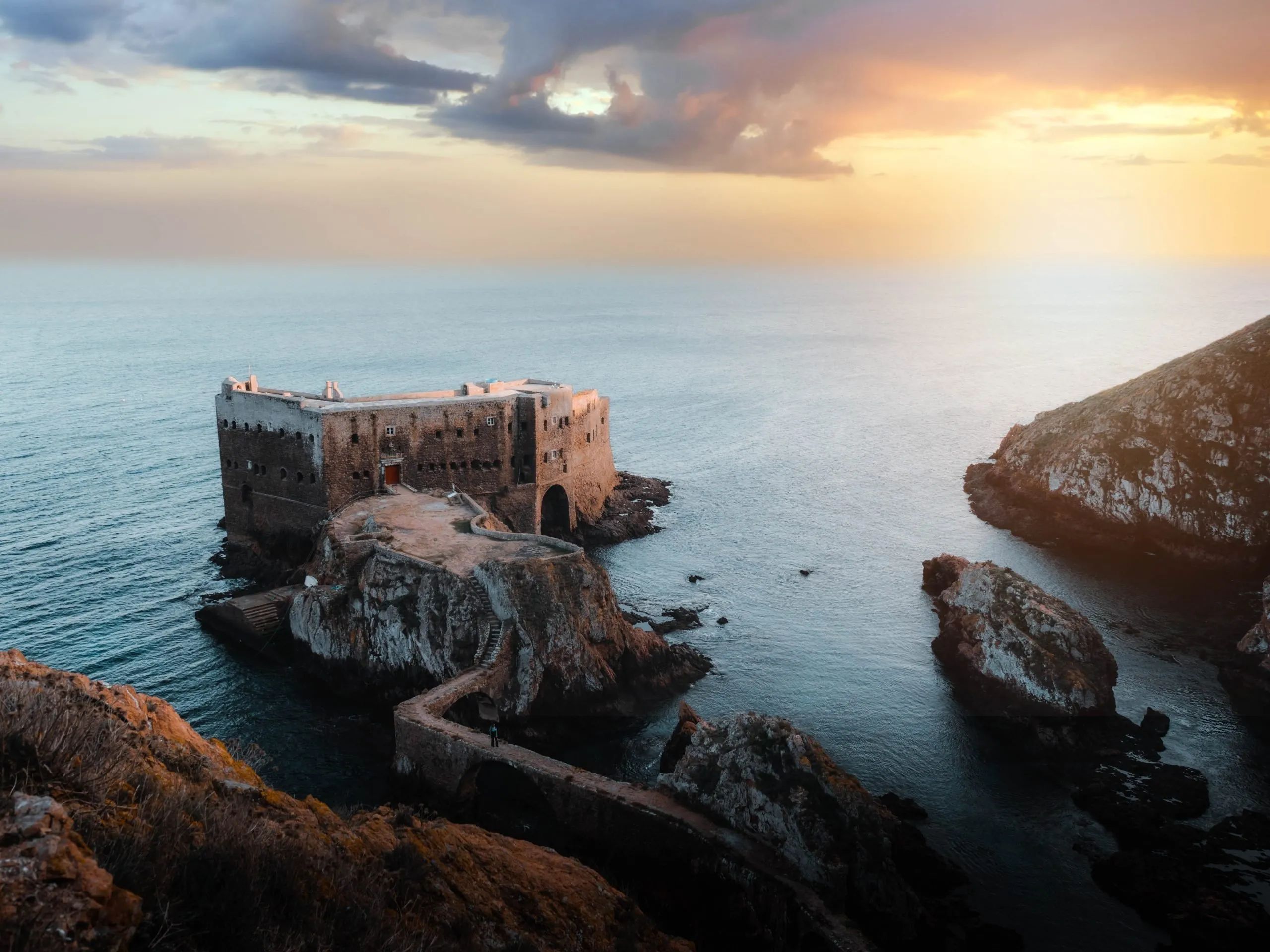 The Fort of São João Baptista: An Architectural Masterpiece Suspended Over the Sea