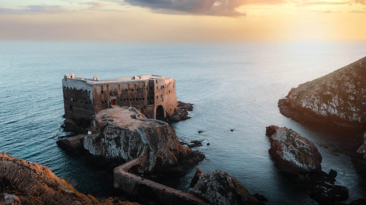 The Fort of São João Baptista: An Architectural Masterpiece Suspended Over the Sea