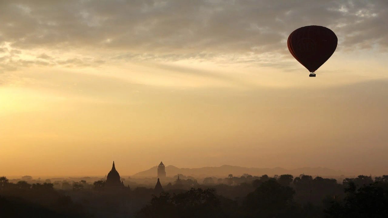 where to go hot air ballooning in italy