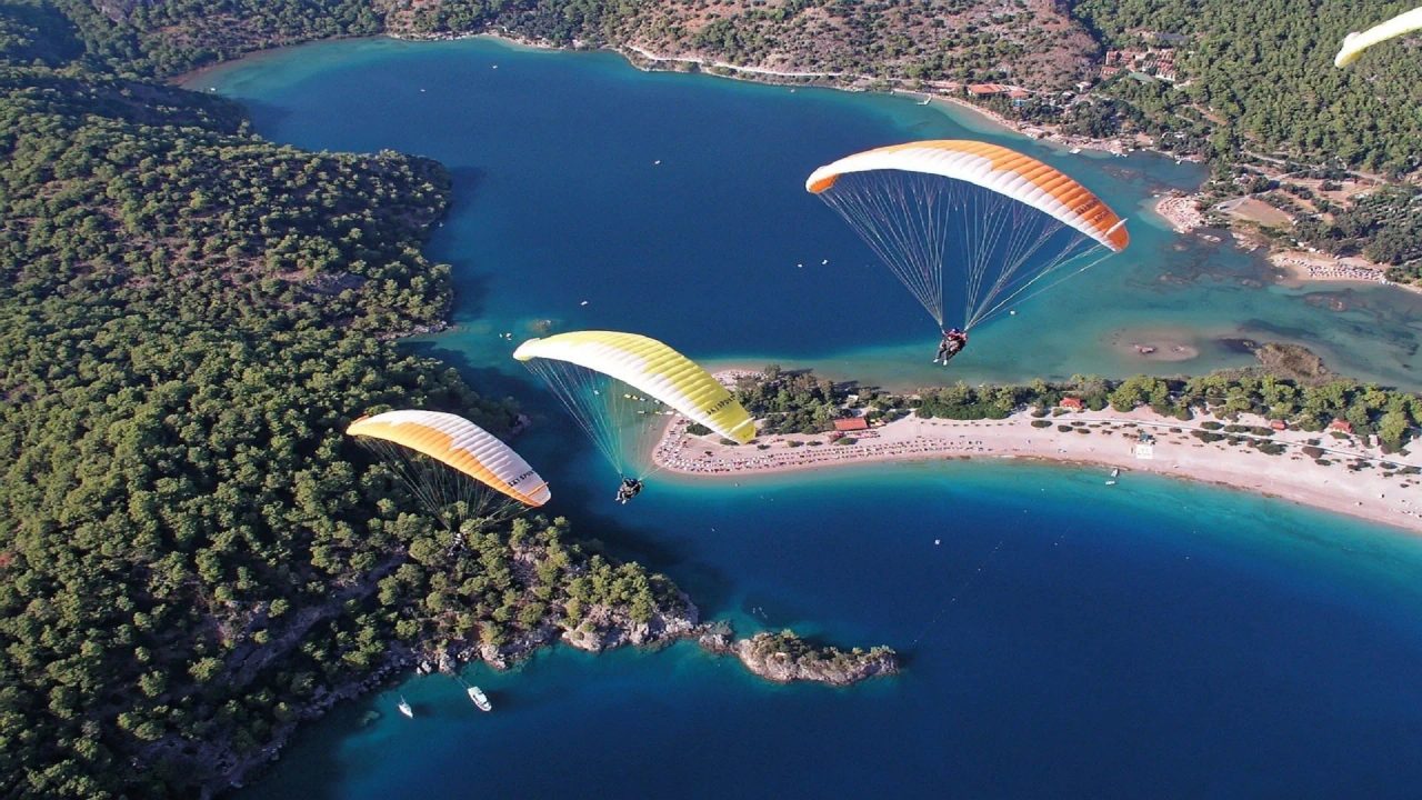 where to go paragliding in italy
