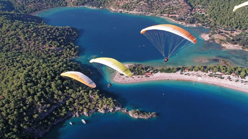 where to go paragliding in italy