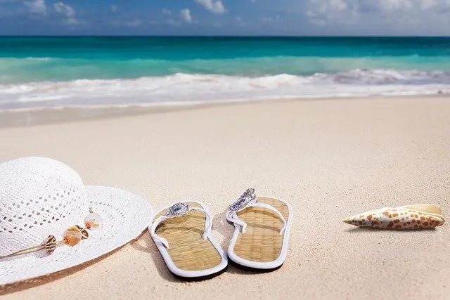 ciabatte da mare e cappello donna