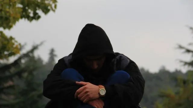 ragazzo in solitudine