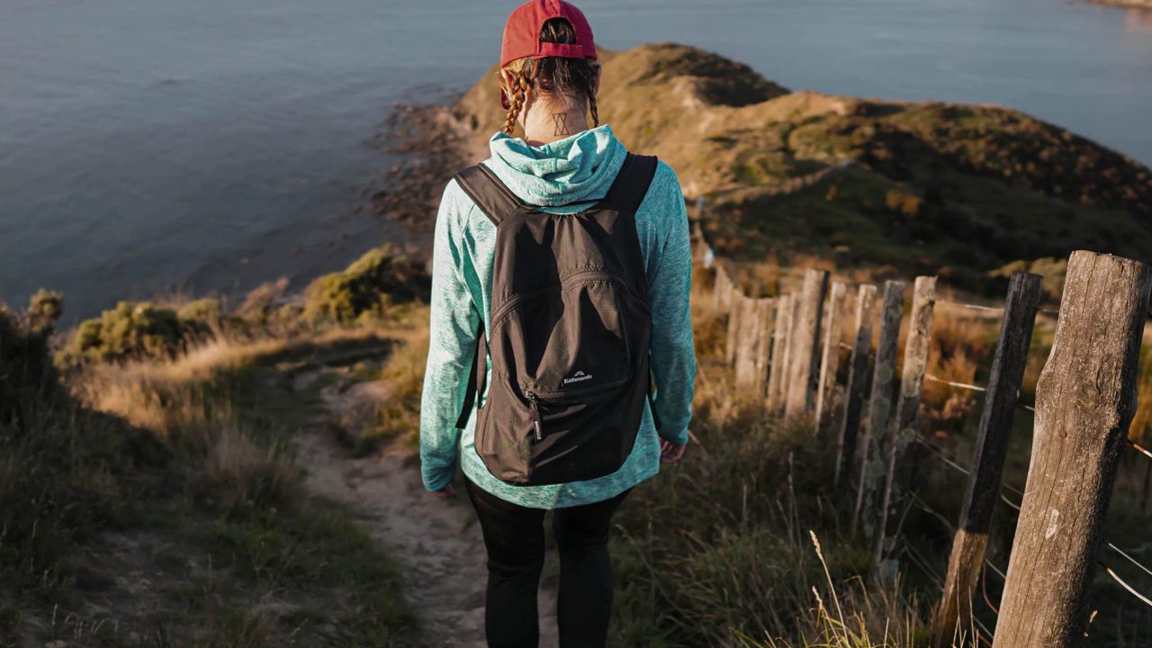 Wie man sich zum Wandern in den Bergen kleidet