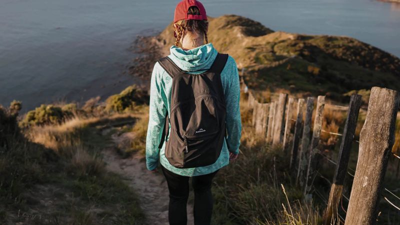 Wie man sich zum Wandern in den Bergen kleidet