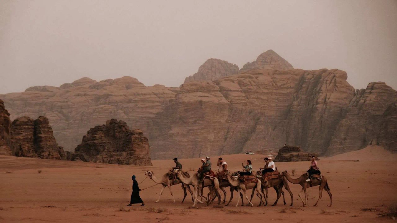 How to Dress in the Wadi Rum Desert: Useful Tips