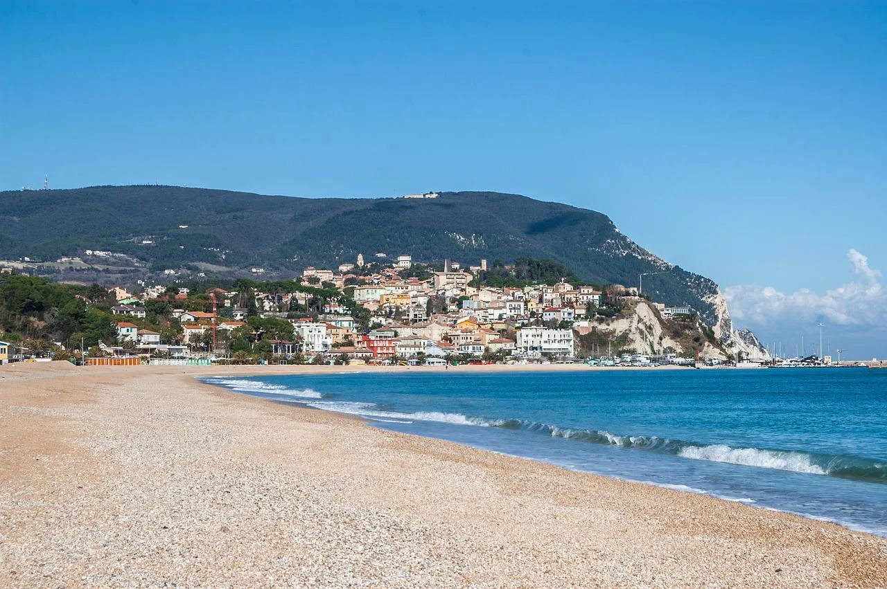 Riviera del Conero: cosa vedere tra spiagge e borghi medievali