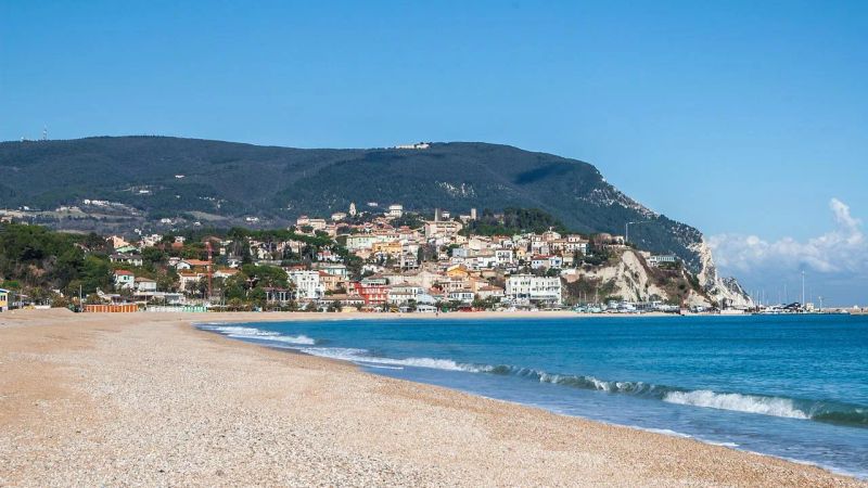 Riviera del Conero: cosa vedere tra spiagge e borghi medievali