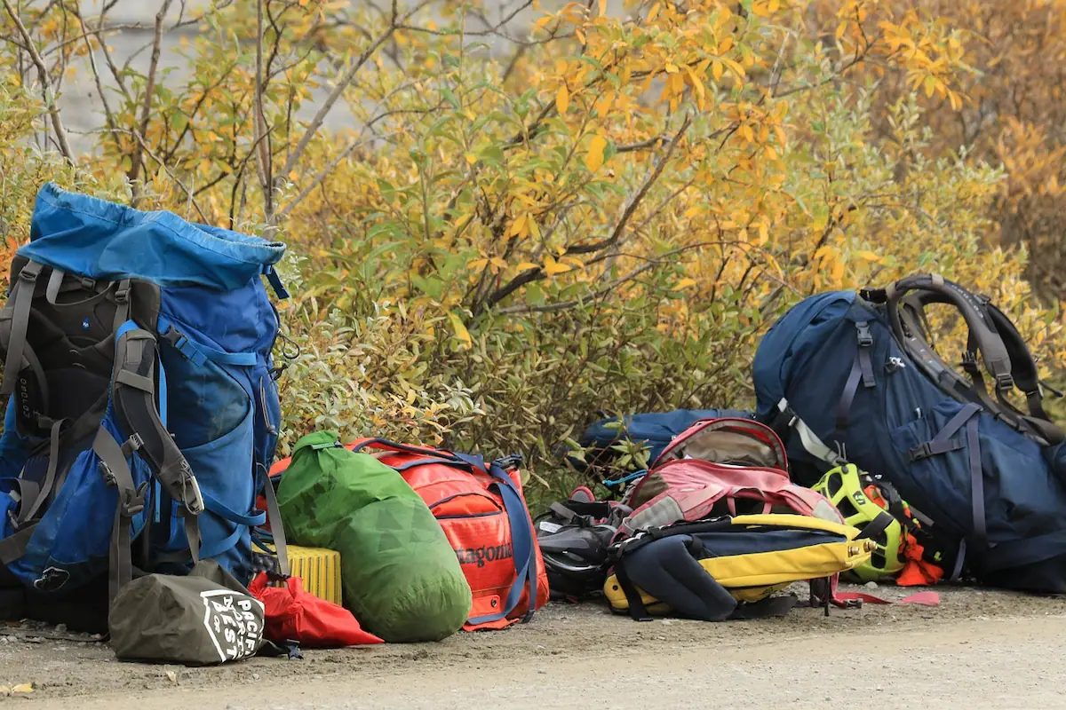 alcuni zaini da trekking poggiati a terra