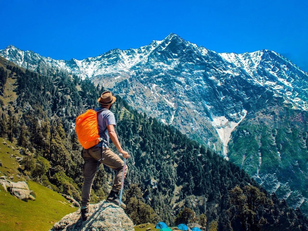 Sport in montagna trekking escursionismo