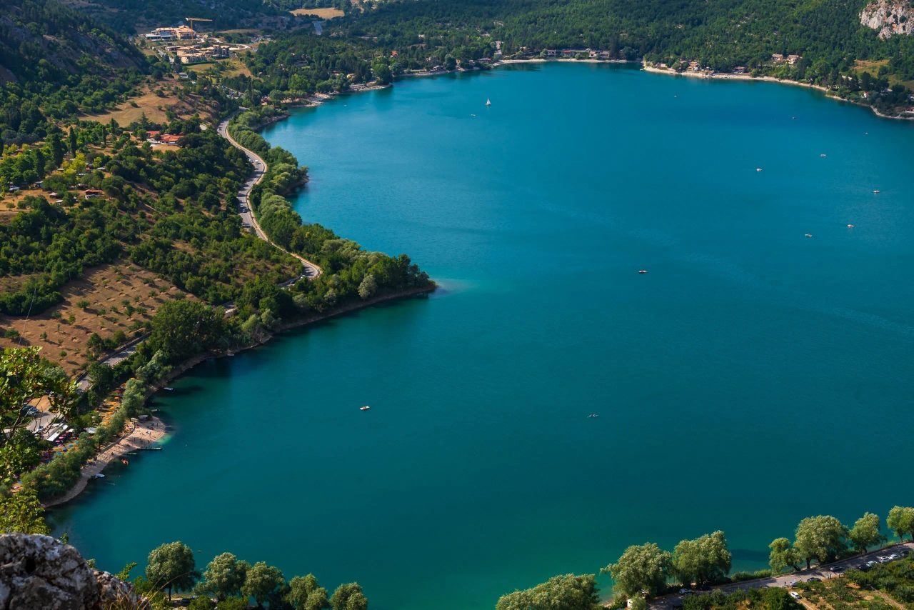 Vista aerea del lago di Scanno