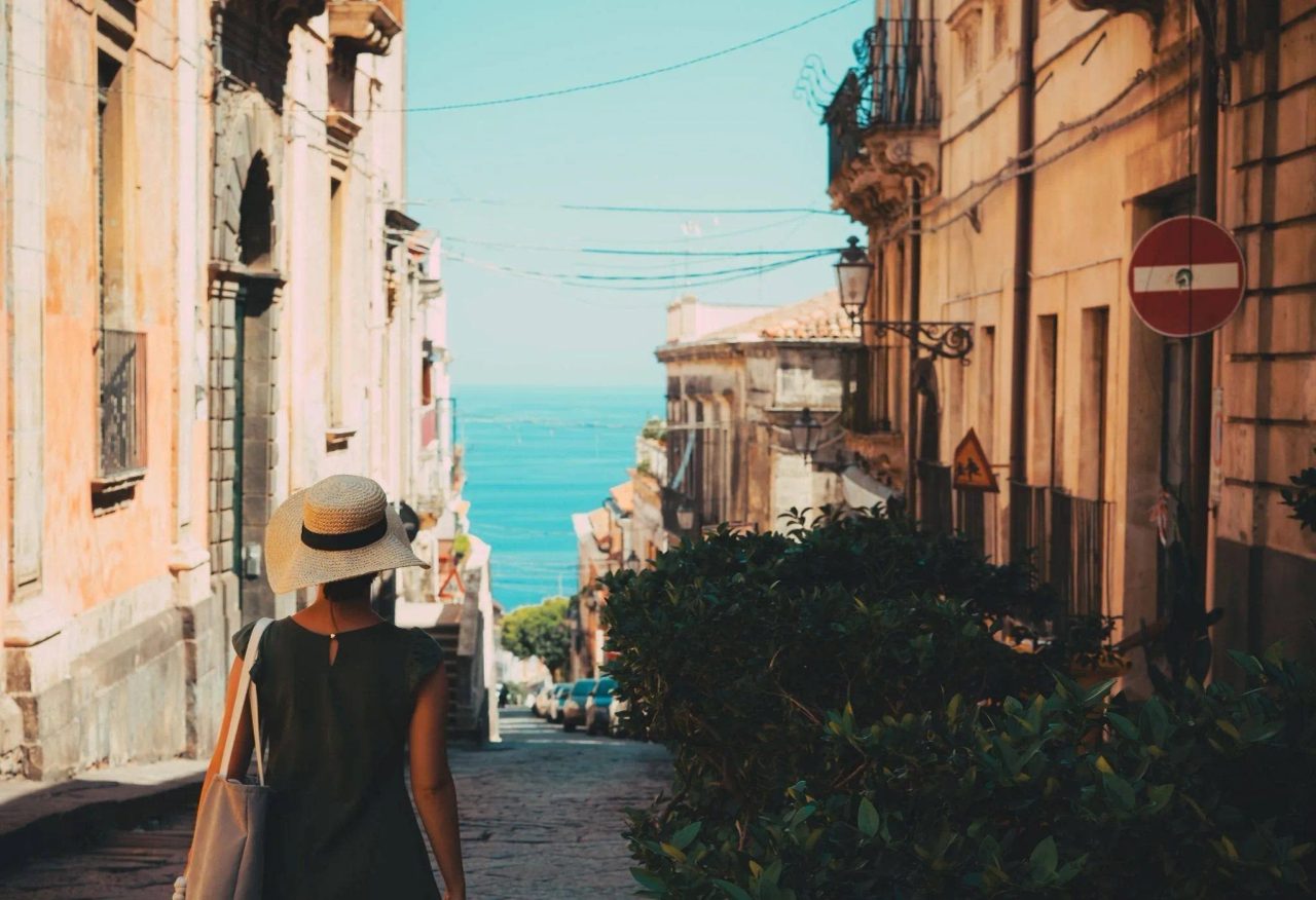 Acireale è una cittadina in provincia di Catania con una sua forte identità e uno splendido panorama