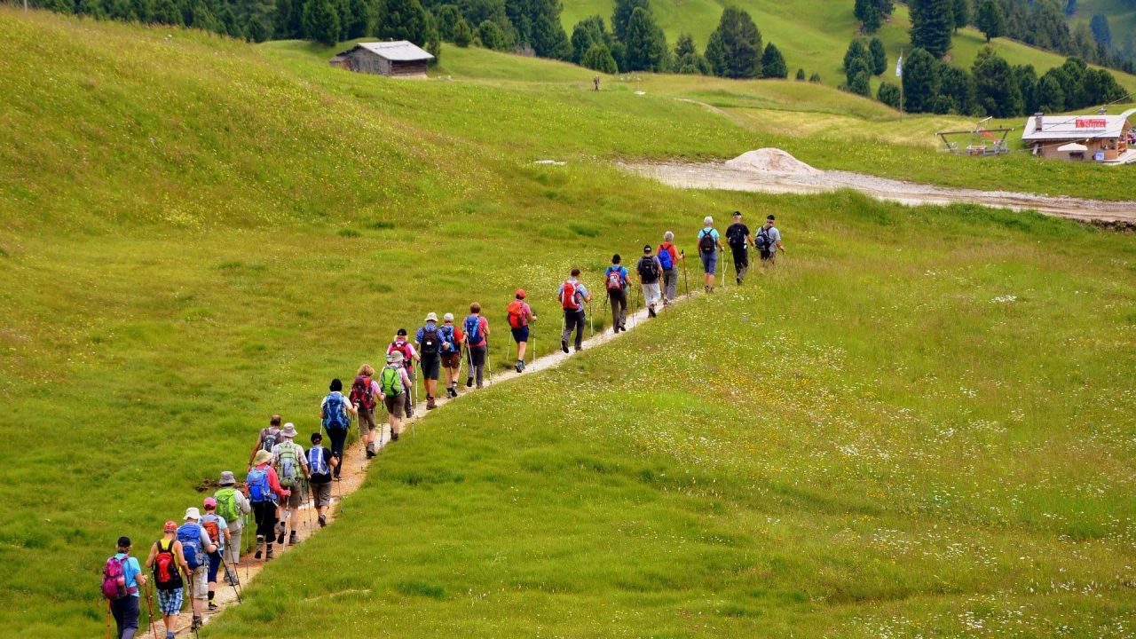 Group Walking: Tips and Destinations for Summer
