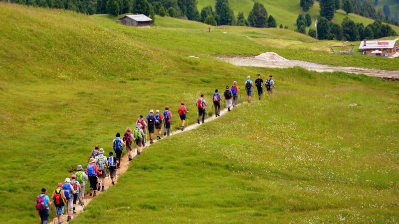 Group Walking: Tips and Destinations for Summer