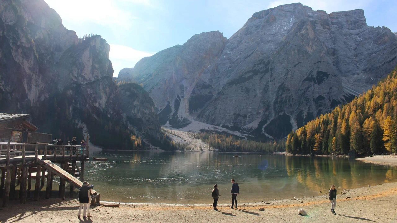 lago di braies in autunno poco caos