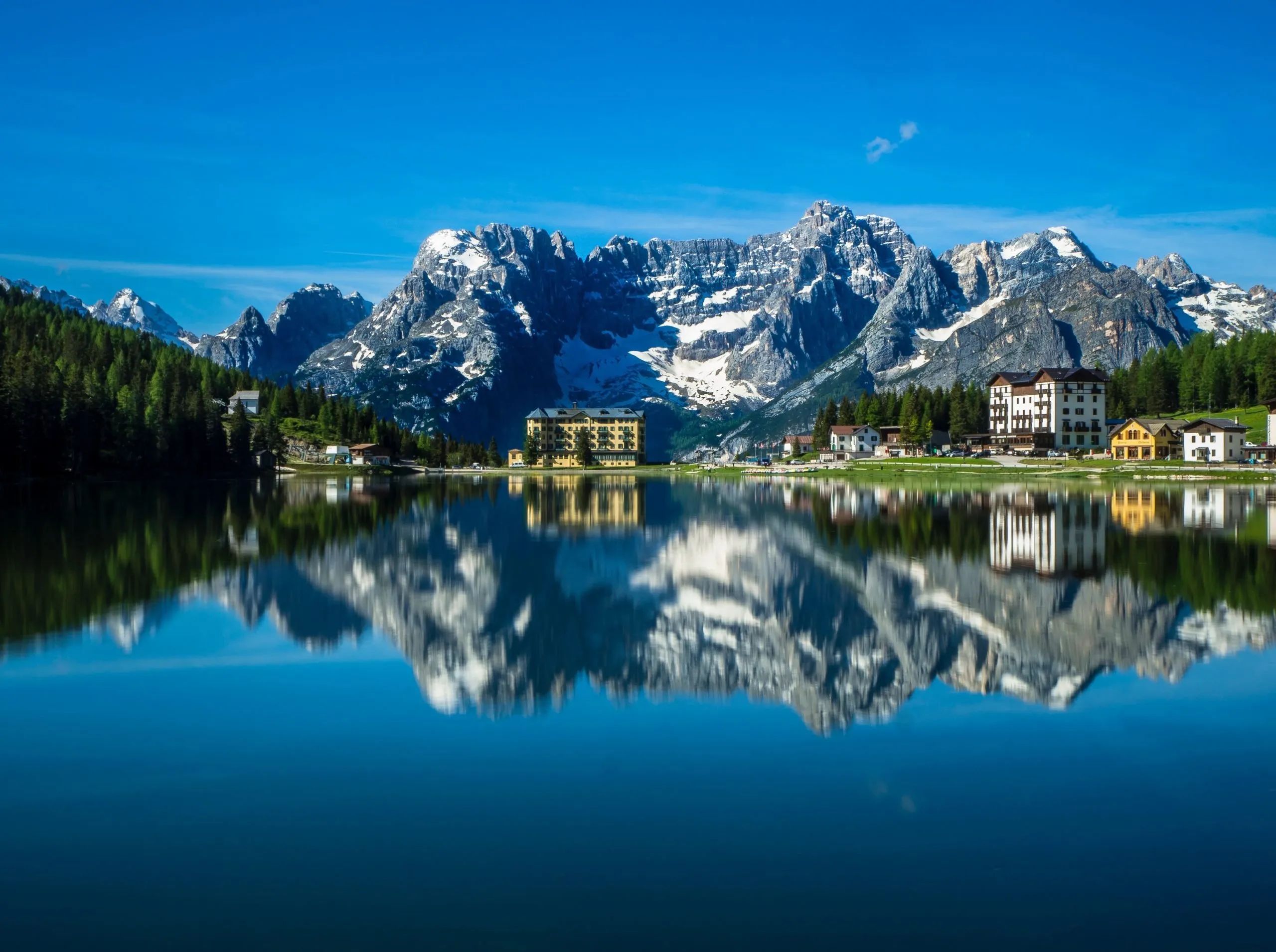 Il lago di Misurina è molto famoso, e facilmente raggiungibile da più parti