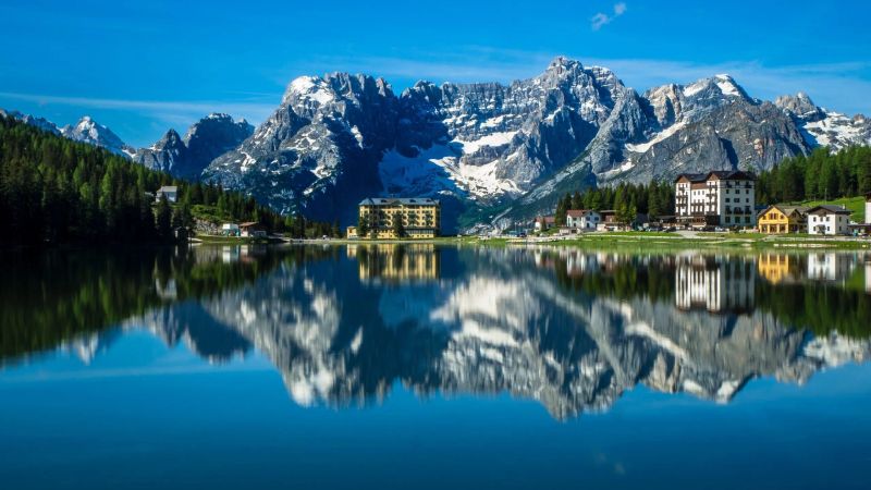 Il lago di Misurina è molto famoso, e facilmente raggiungibile da più parti