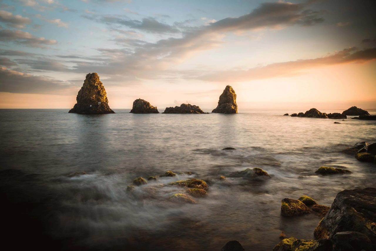I faraglioni di Aci Trezza, uno spettacolo della natura della Sicilia orientale
