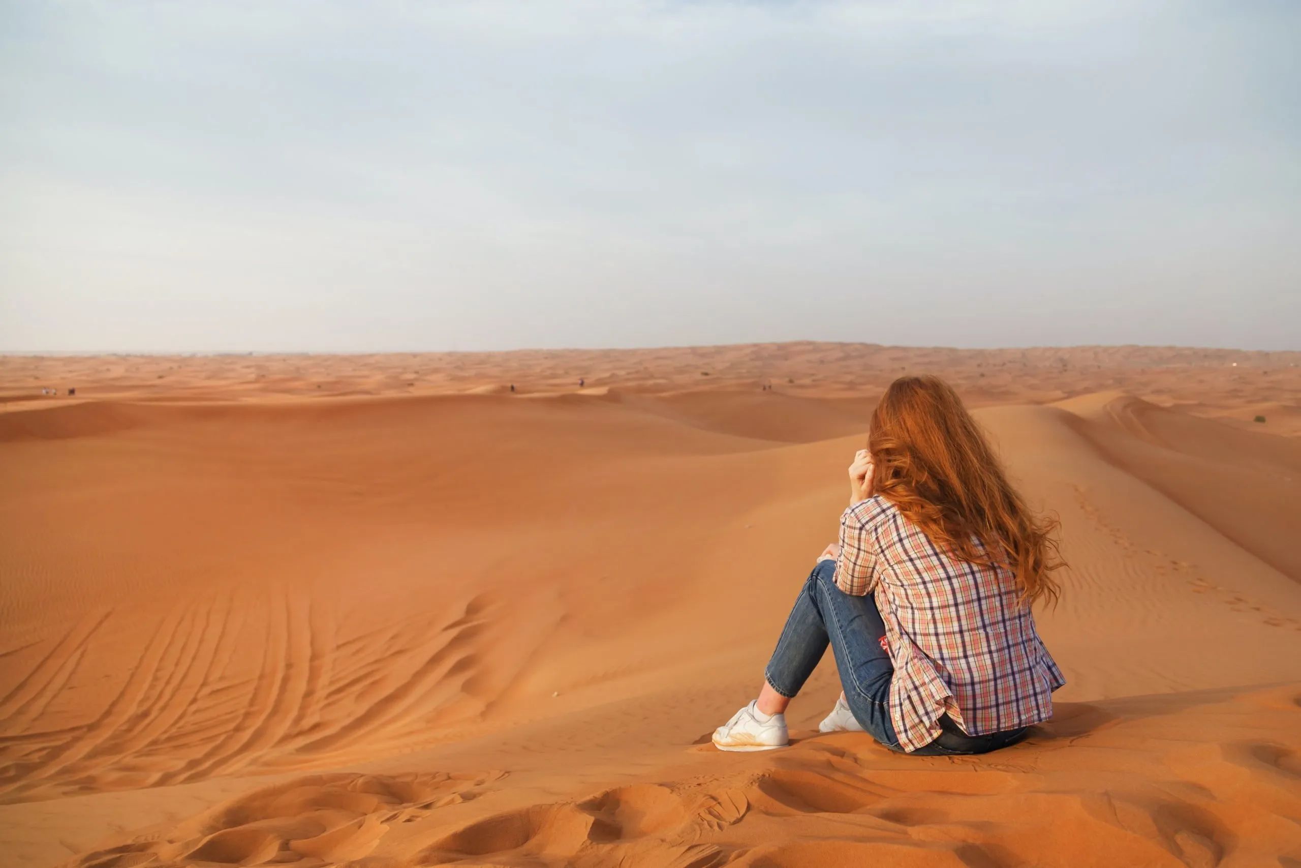 Safari parmi les dunes rouges du désert de Dubaï