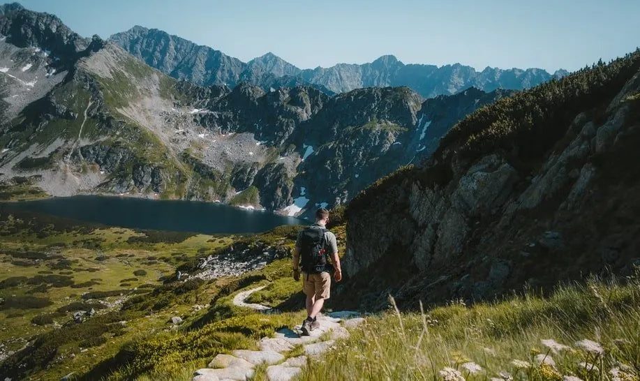 I panorami spettacolari rendono le camminate in montagna un'esperienza ricca di bellezza