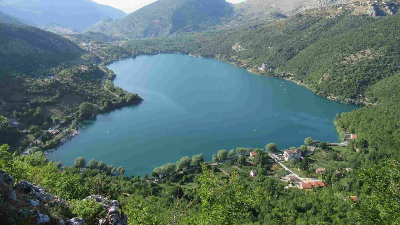 lago di scanno forma cuore trekking abruzzo
