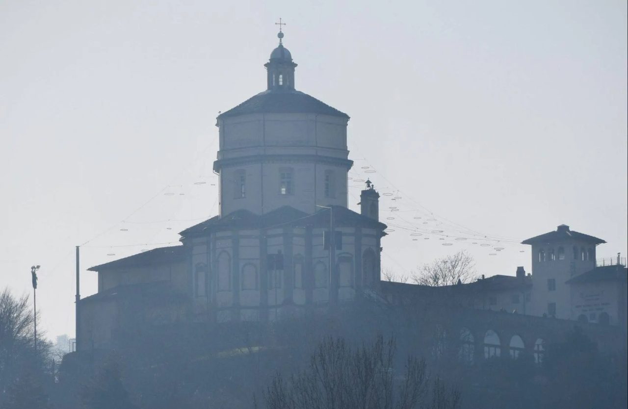 Il monte dei Cappuccini in un giorno di nebbia
