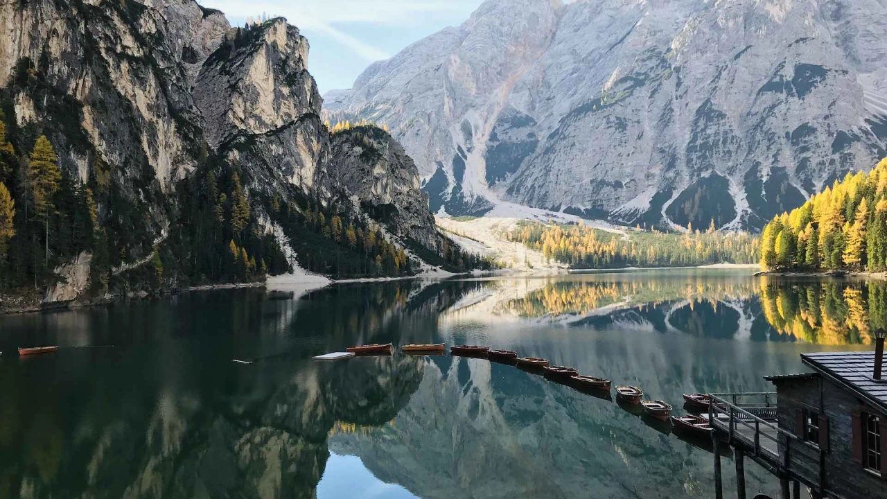 lago di braies colori autunno