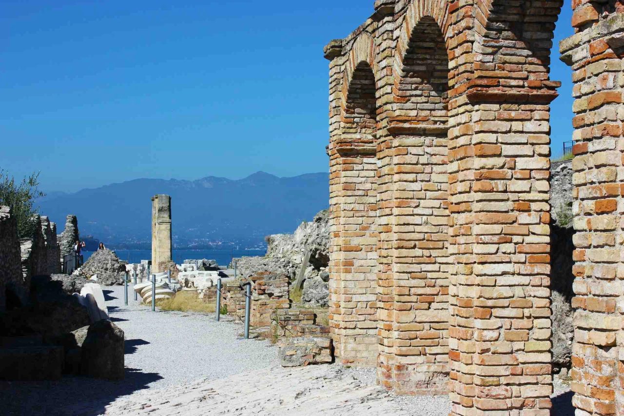 cose da vedere sul garda catullo grotte
